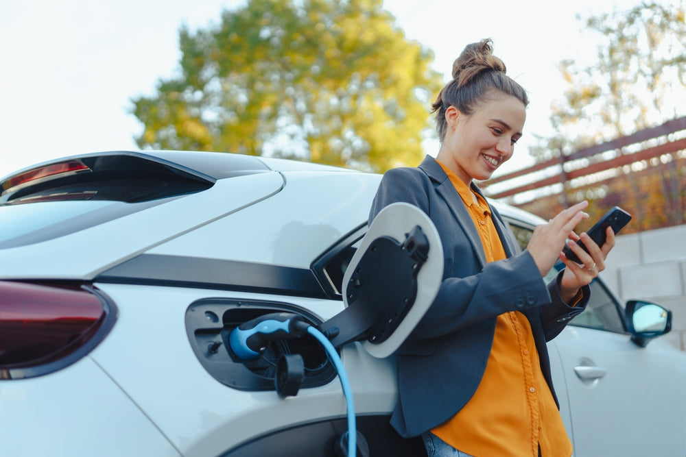 Auto eléctrico cargando en estación de carga